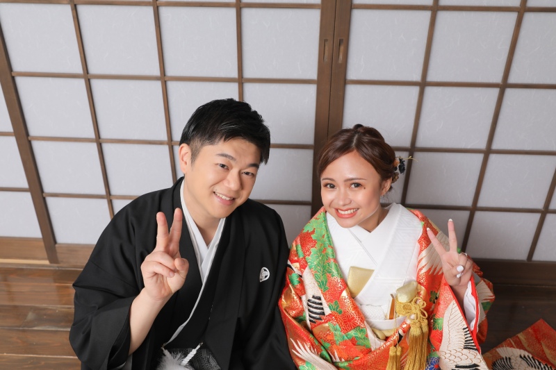 縁側に座ってピース!