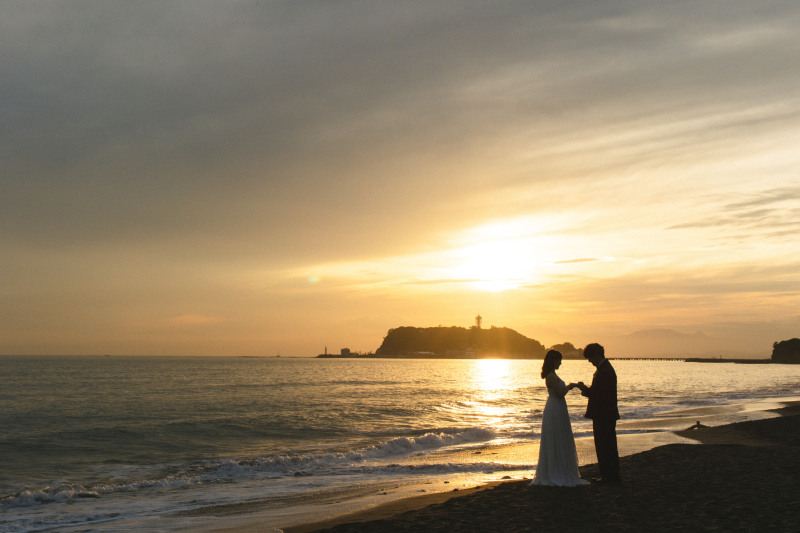 鎌倉の美しい夕日を背景にプロポーズシーンの撮影