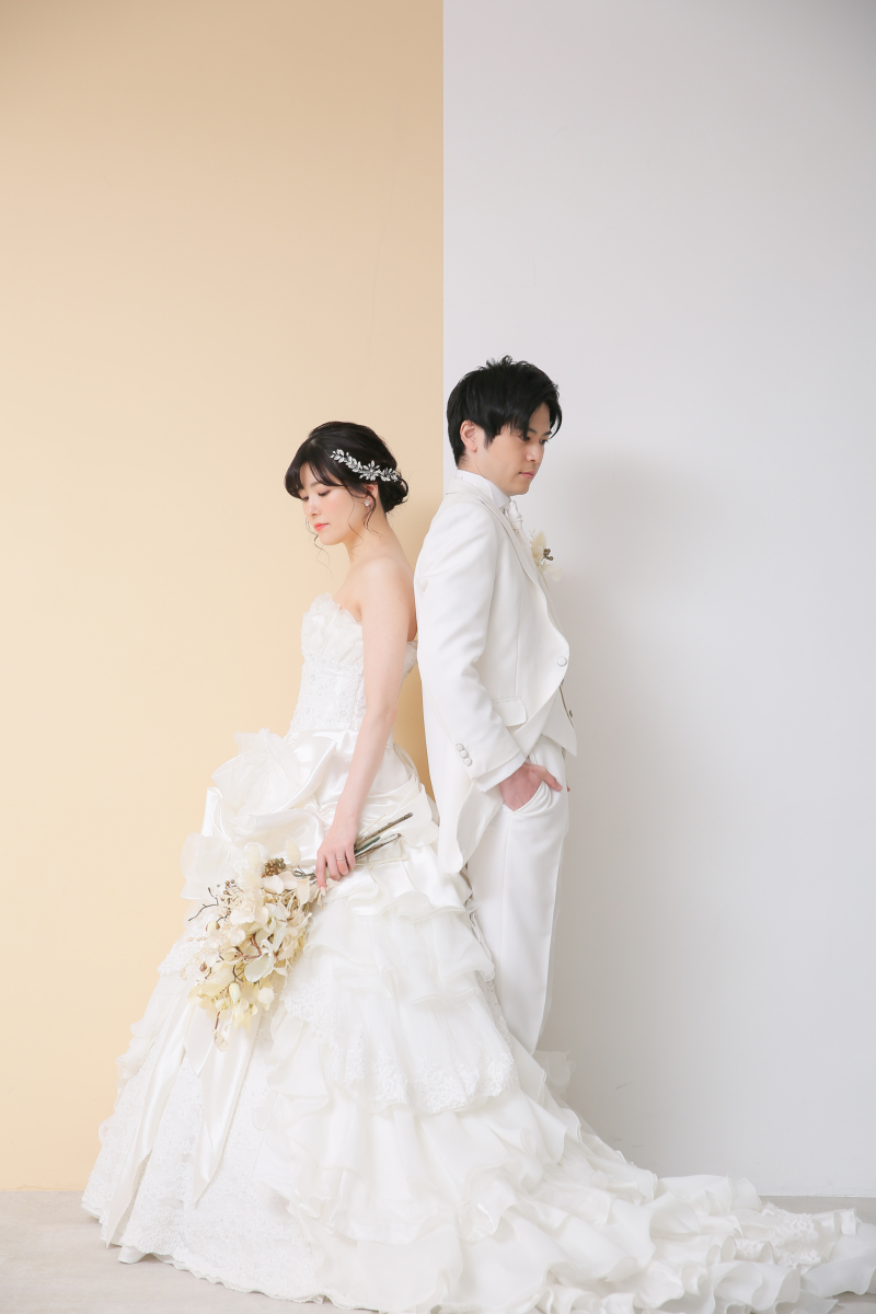 背中合わせになって