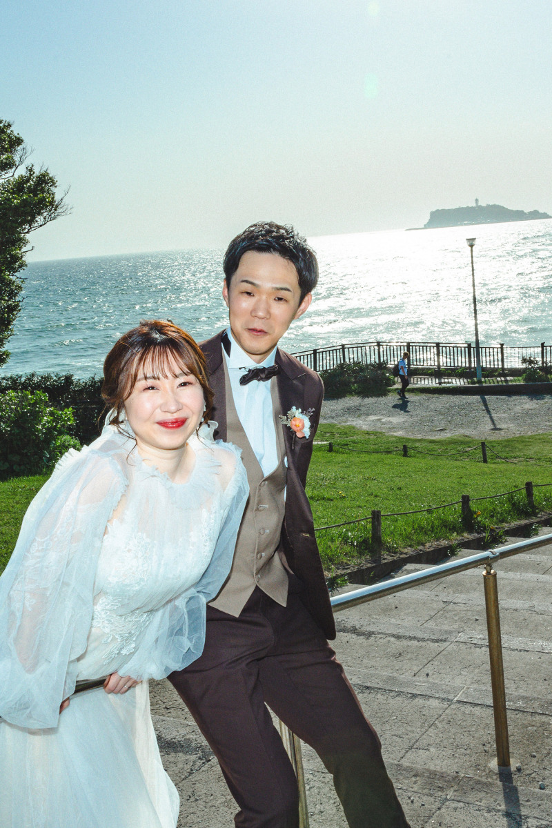 手摺に寄っかかって笑顔でおふたりともカメラ目線！