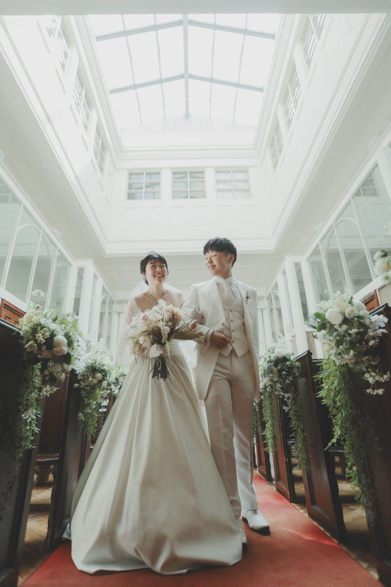 笑顔で歩くお二人