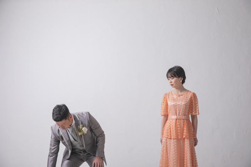 さぁ、何かを拾い上げる新郎さん…。