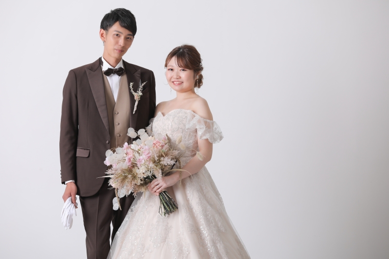 ホワイトの背景でしっかりポーズも