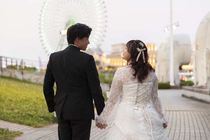 夕暮れのみなとみらいを背に