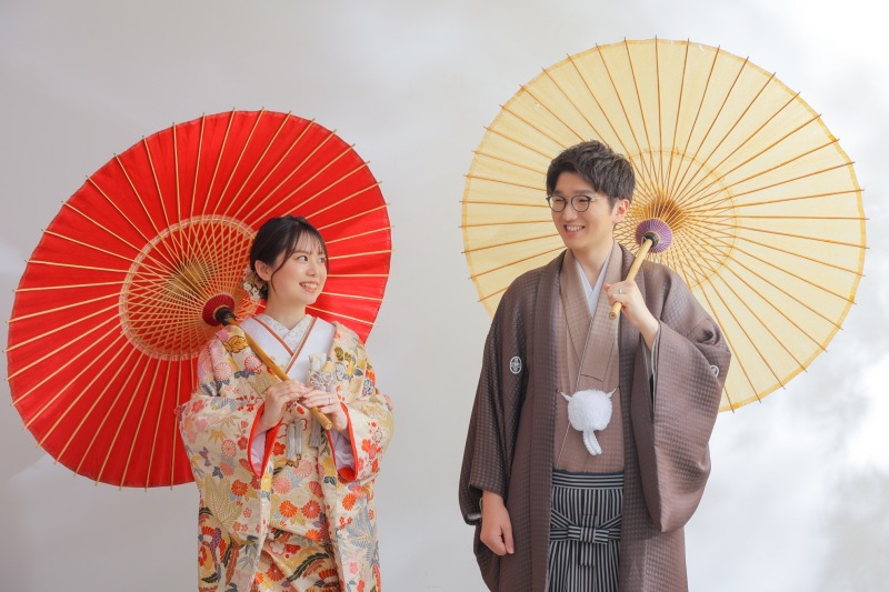 紅白の傘をいれて