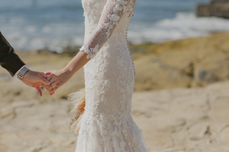 手を繋ぎながら…