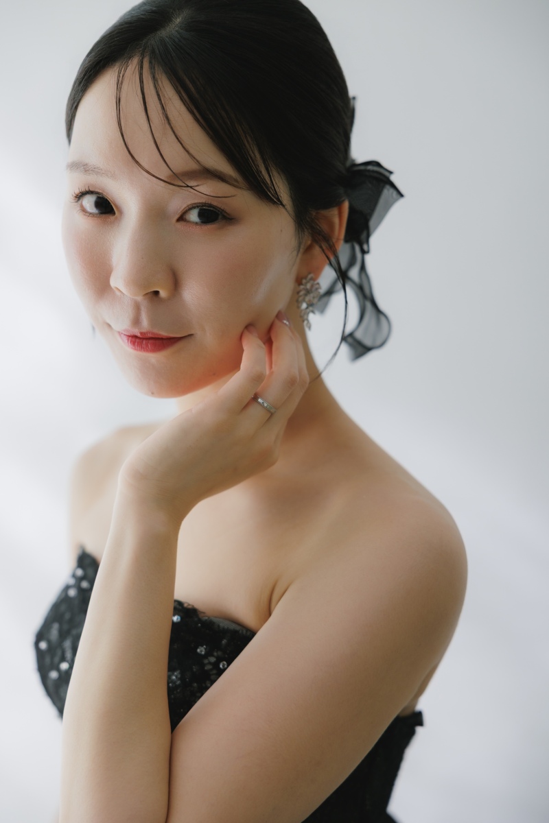 伏せ目に光る、可憐な輝き