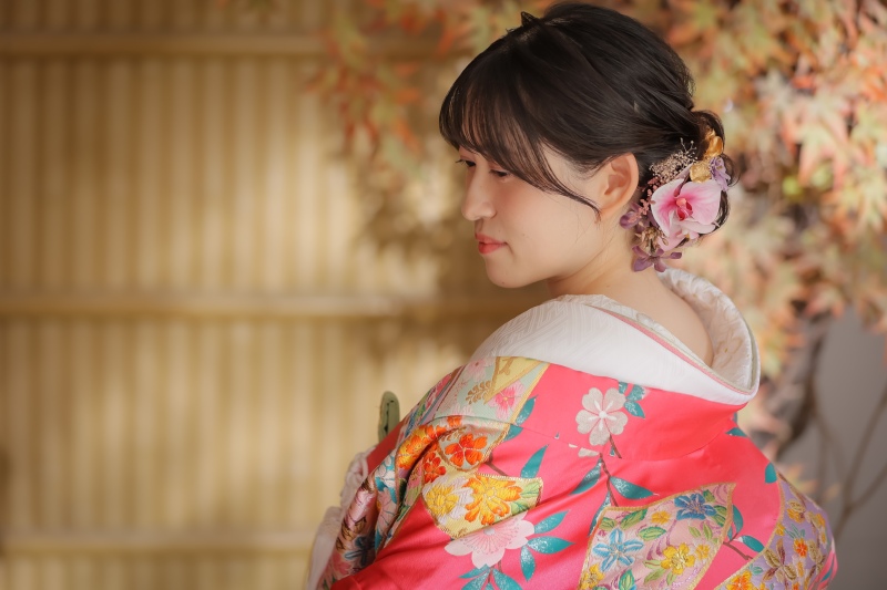 髪飾りの花々を、後ろ姿に添えて