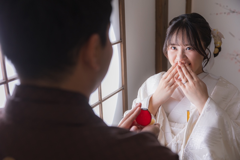 口元を手で覆う、驚きと喜びの瞬間