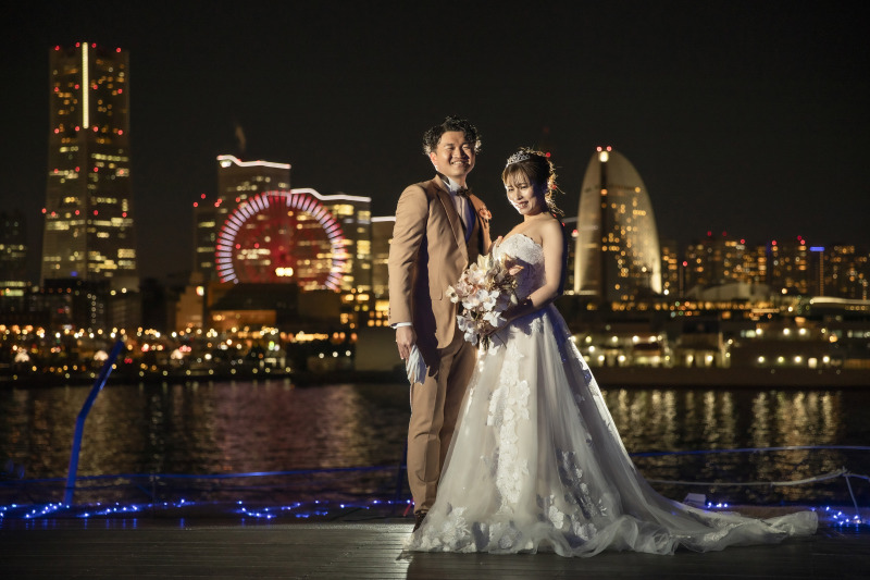 光り輝くみなとみらいの街をバックに