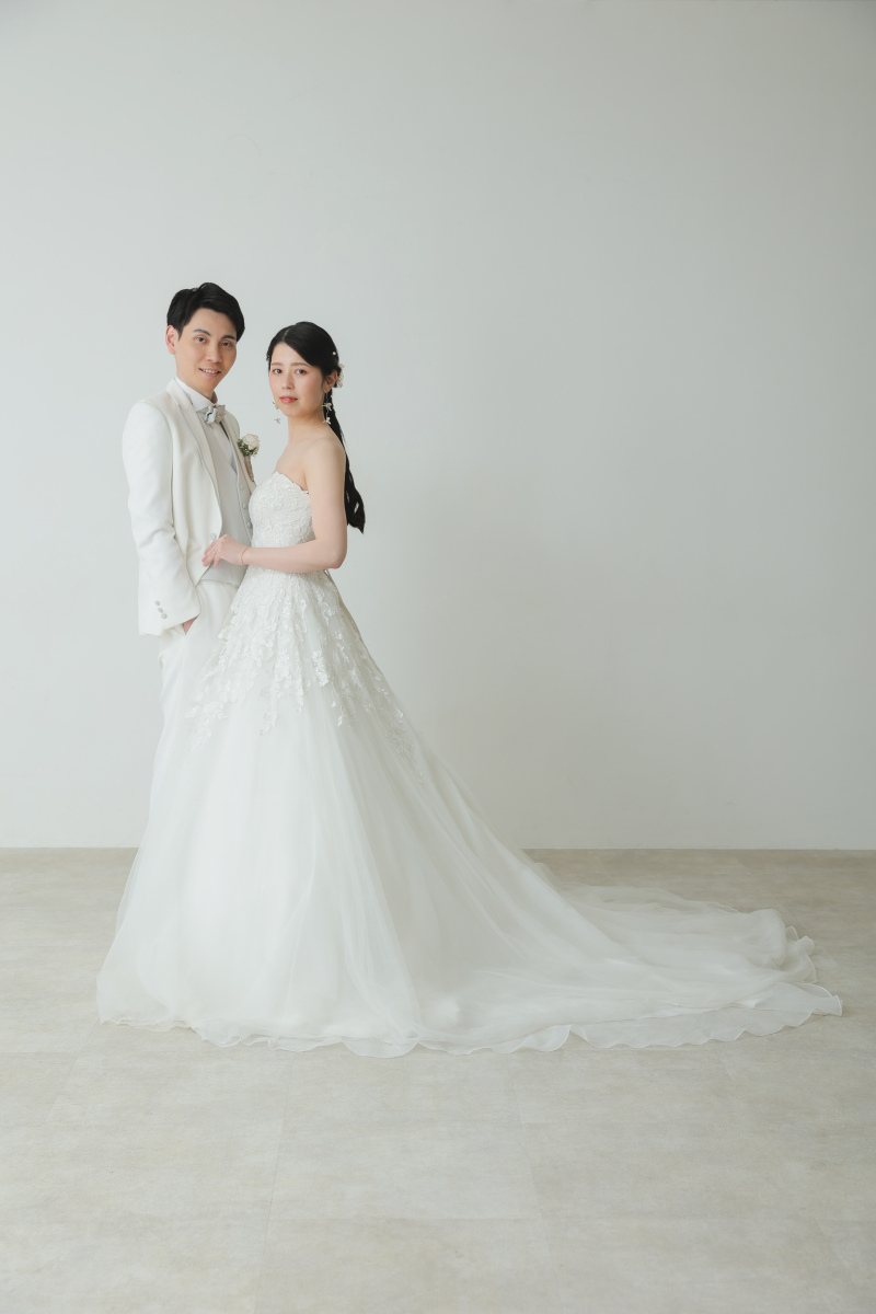 白背景とドレス