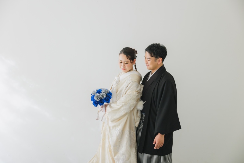 鮮やかな青いバラのブーケを胸に