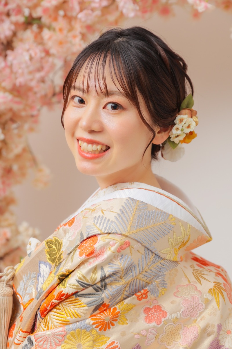 桜の背景と淡い着物がマッチ