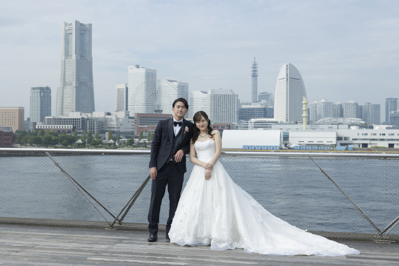 柵にもたれかかって