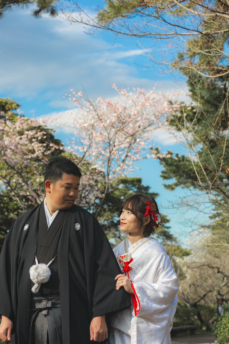 袖をそっと引いて