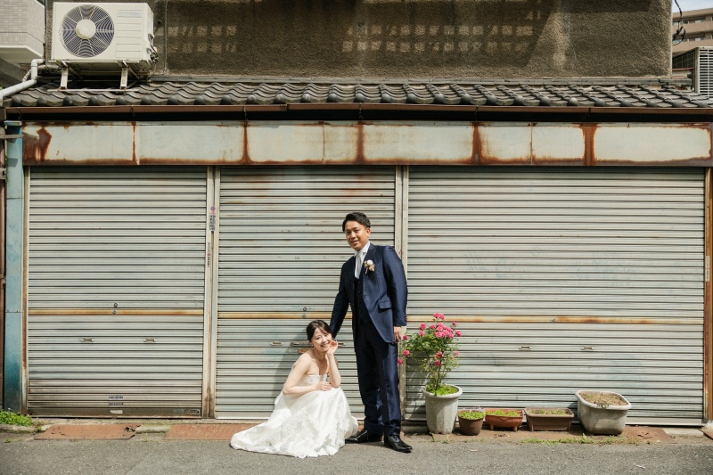 シャッターの前で!