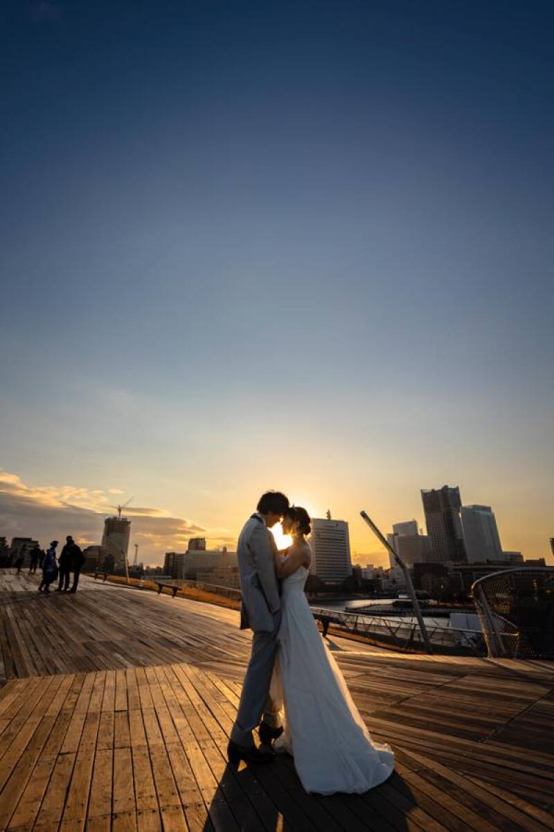 落ちていく太陽を背景に