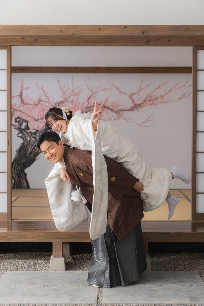勢いよく背中に飛び乗って、ピース!
