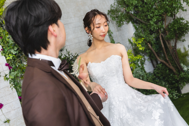 ドレスを掴んで