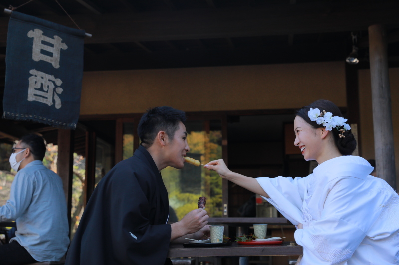 新郎様もお団子をパクリ♡