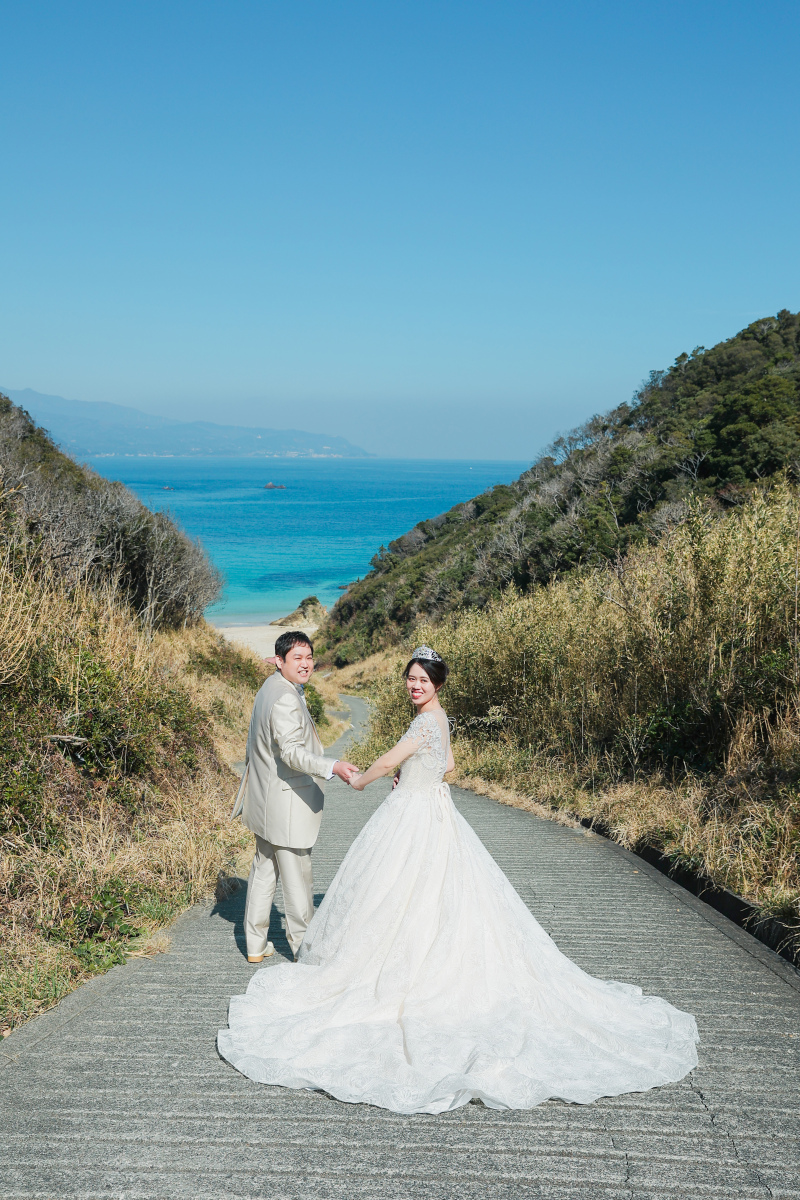 坂道の先に開ける青い海