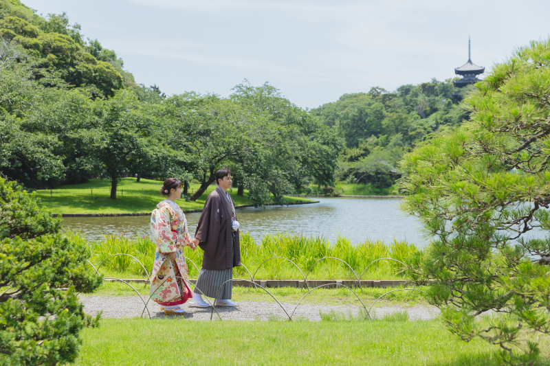 手を引いて歩く