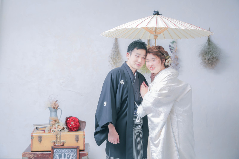 白無垢と白い和傘が優しい雰囲気