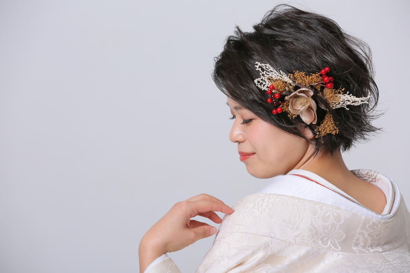 赤がポイントの髪型が可愛い♪