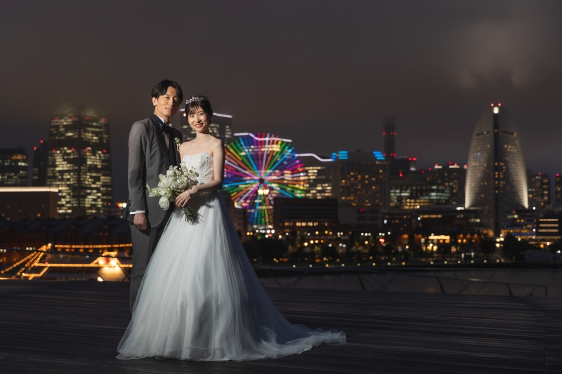 みなとみらいの夜景をバックに