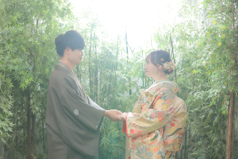 光差し込む竹林