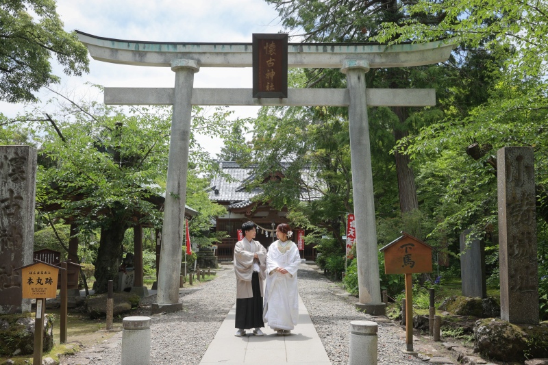 神社の前で