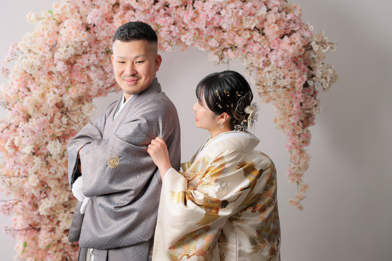 袖を引っ張る新婦様