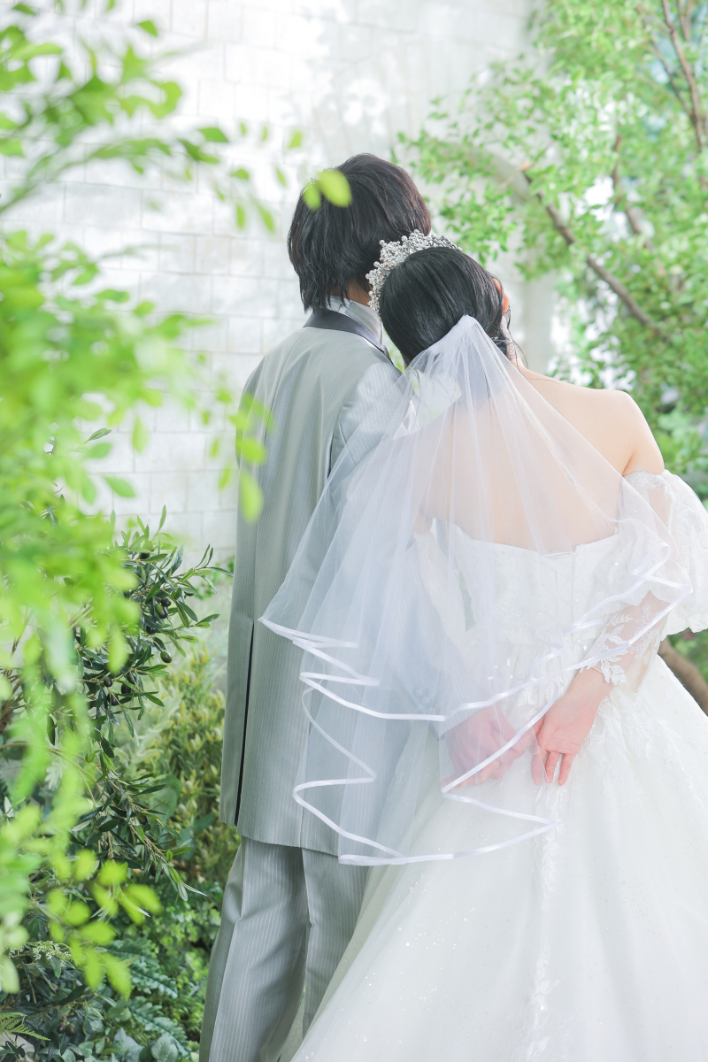 そっと寄り添う背中。 ベール越しの優しい時間。