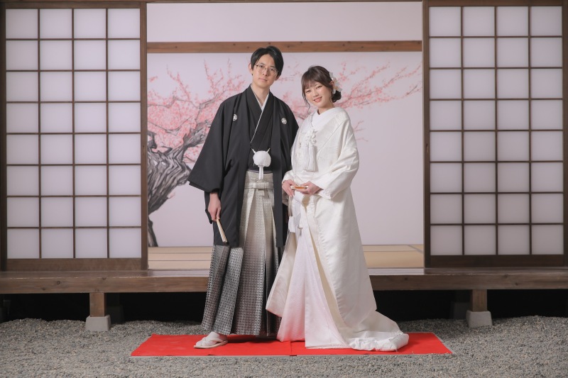 白無垢でもお衣装が綺麗に見えるポーズで