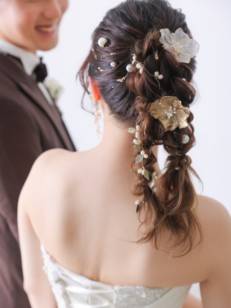 お花とビジューで華やかヘア♡