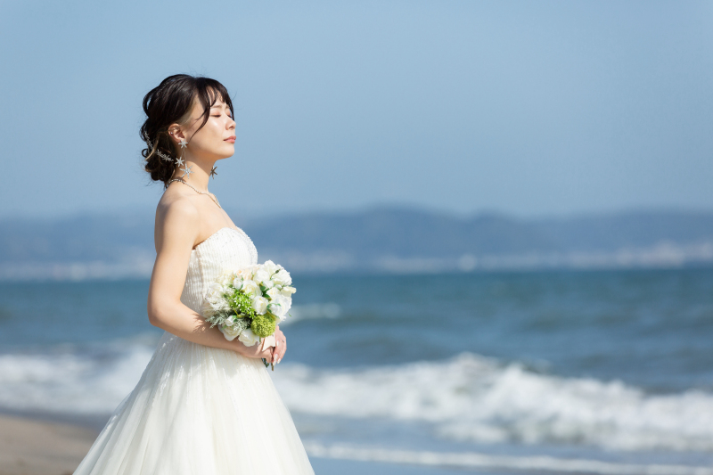 海を見つめるご新婦様