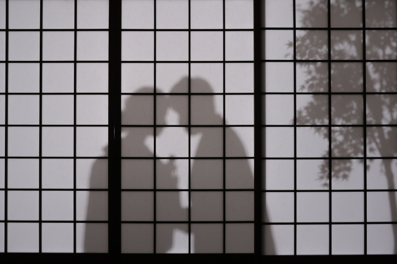 襖にうつるふたりのシルエット