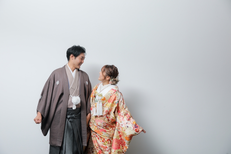 お着物の色が映える白壁で！