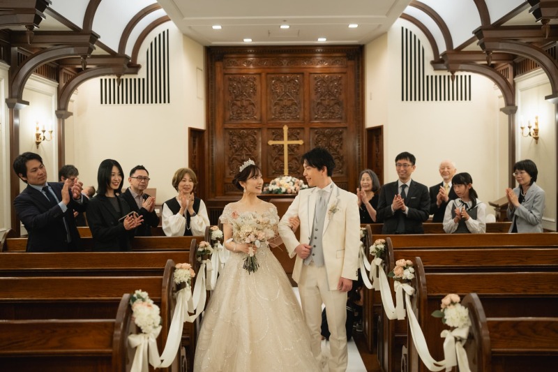 愛の誓いと、大切な人たちの拍手に包まれて