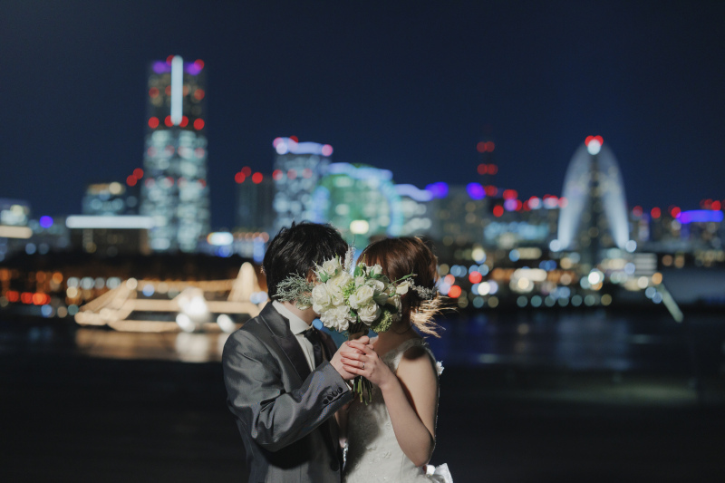 ブーケで顔隠し！