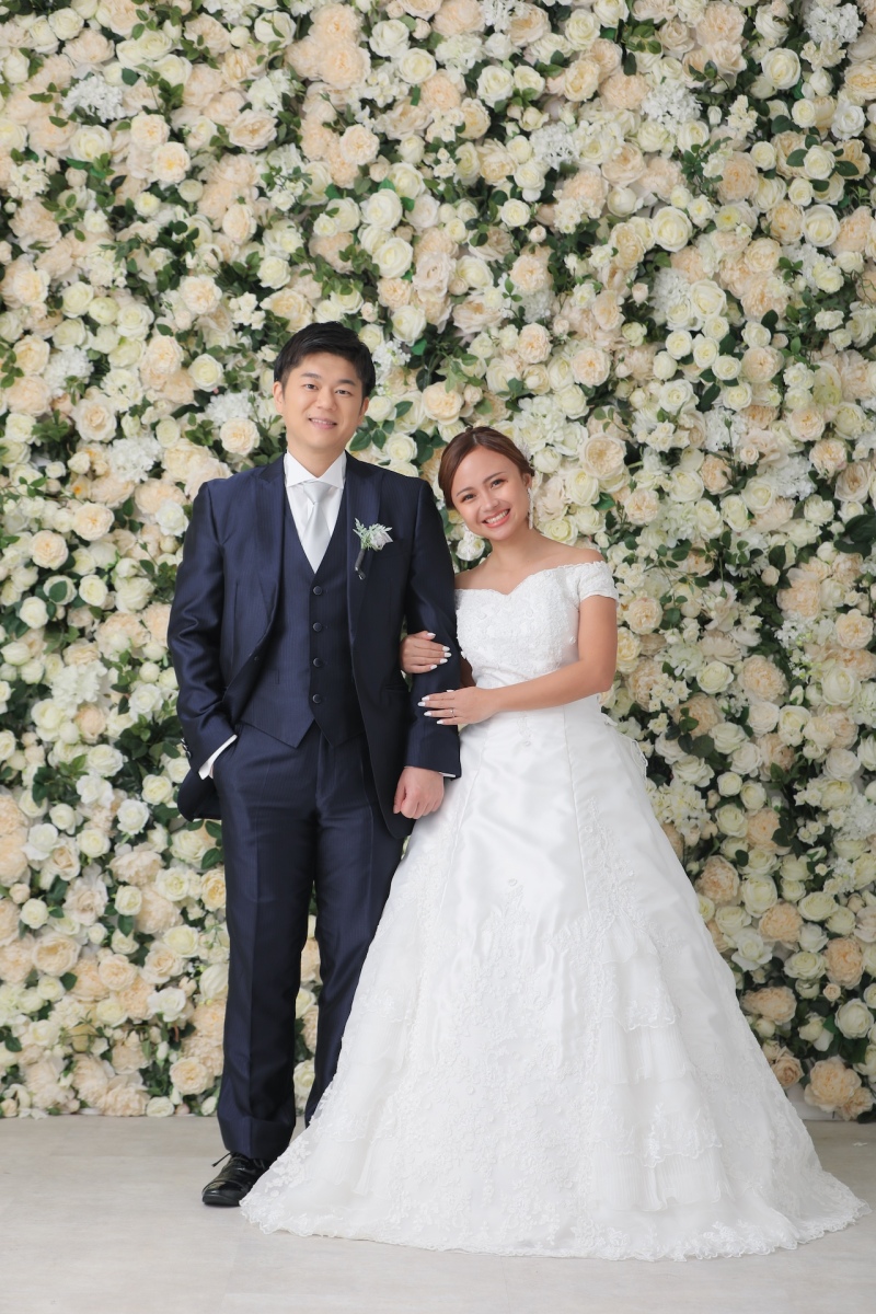 バラの前で洋装スタート