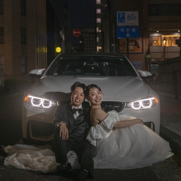 愛車の前に座って