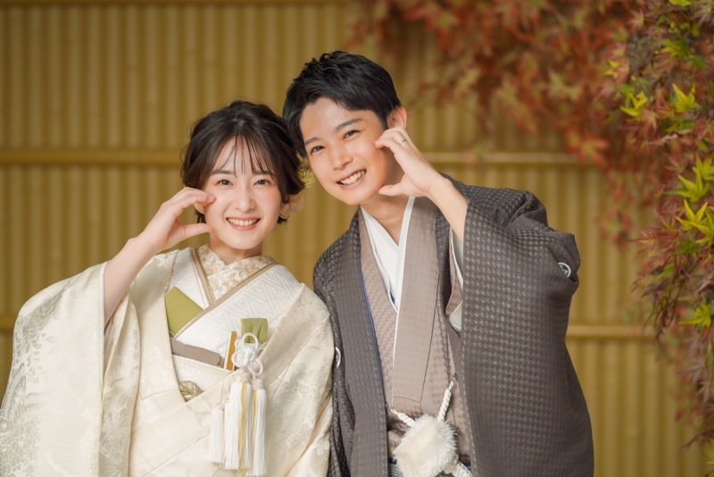 手でハートを作って