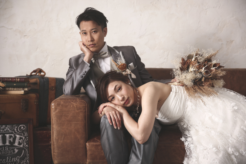 モデル用なポージングや表情で。