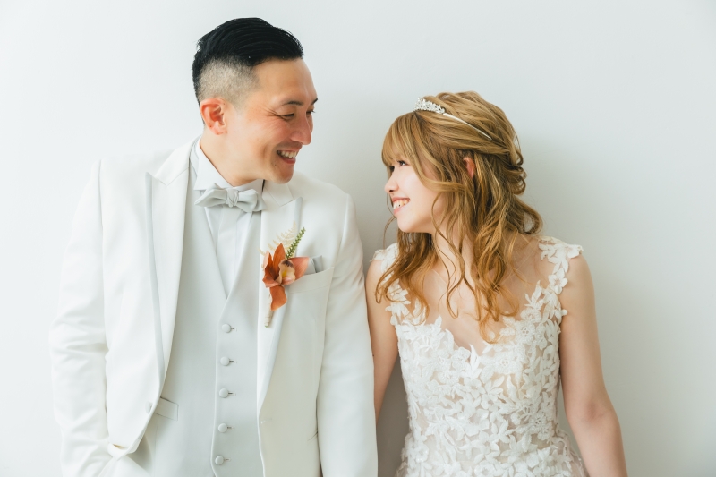 ホワイトで合わせるふたりのコーディネート