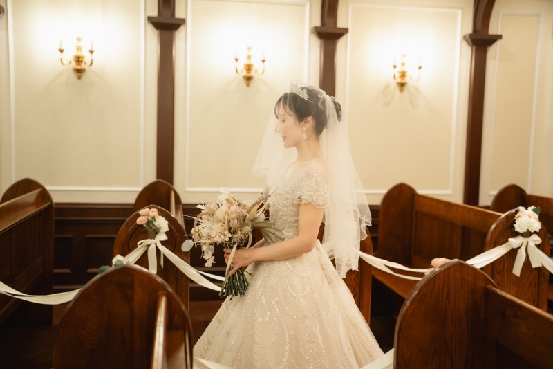 凛とした花嫁姿でその時を待つ