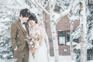 真っ白な雪に囲まれた非日常なウェディングフォト