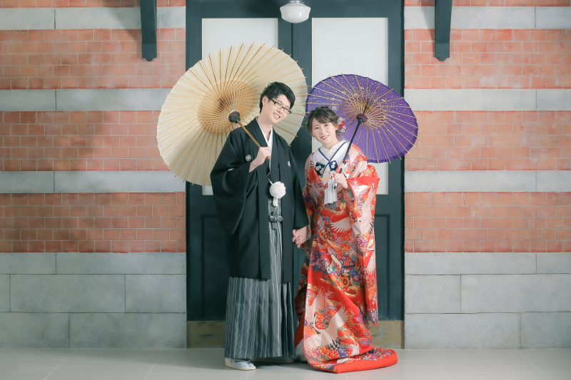 開港記念会館をイメージした赤レンガを背景に