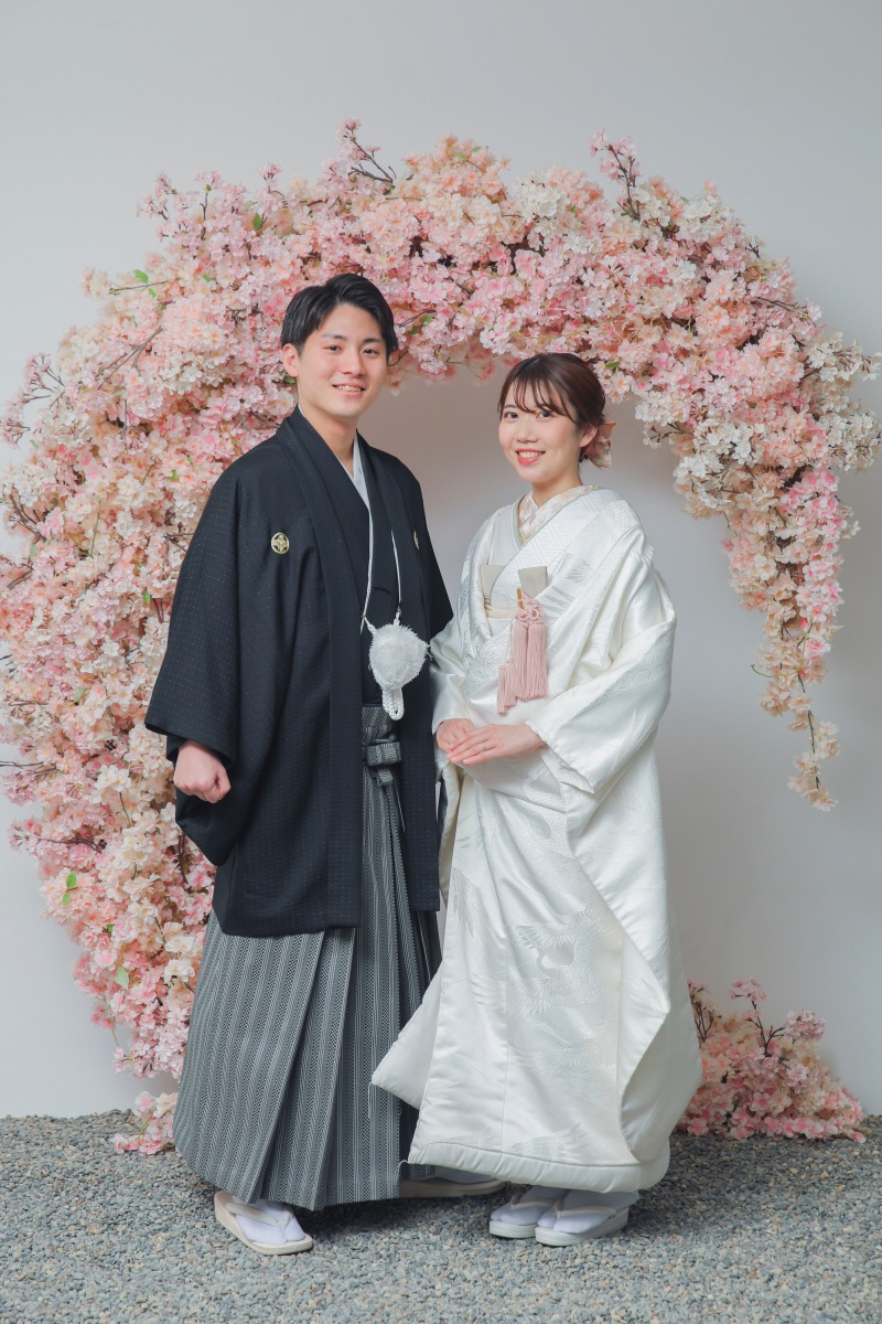 桜のアーチの前で