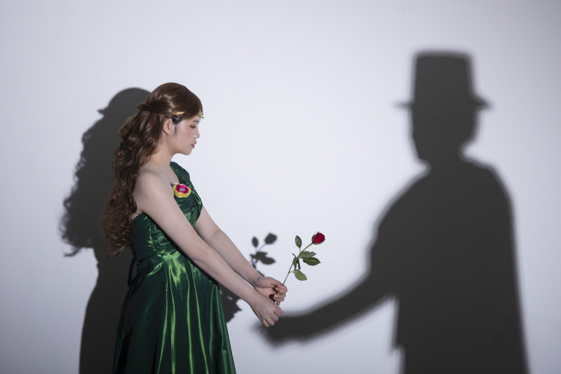 タキシード仮面の影からバラを受け取って